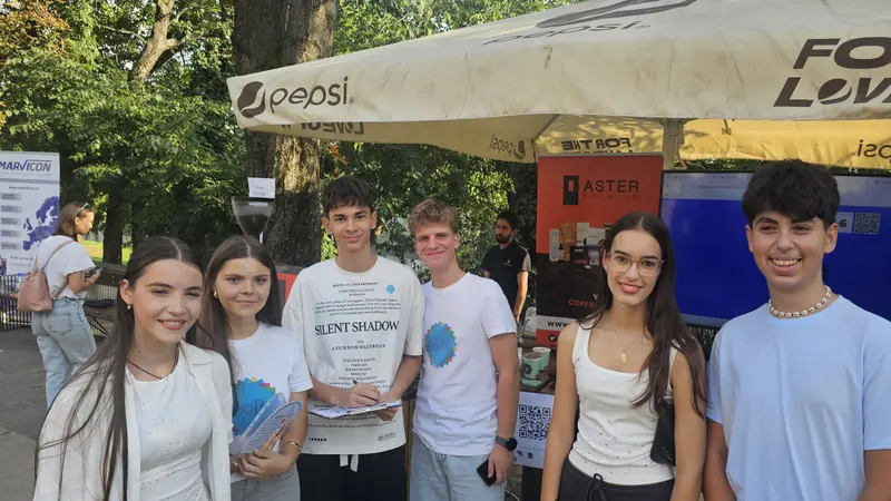 Grup de elevi la un stand, la EduFest