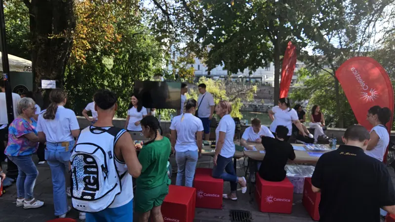 Elevi explorând standurile la un eveniment EduBiz