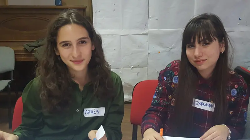 Elevă zâmbind la o discuție de grup